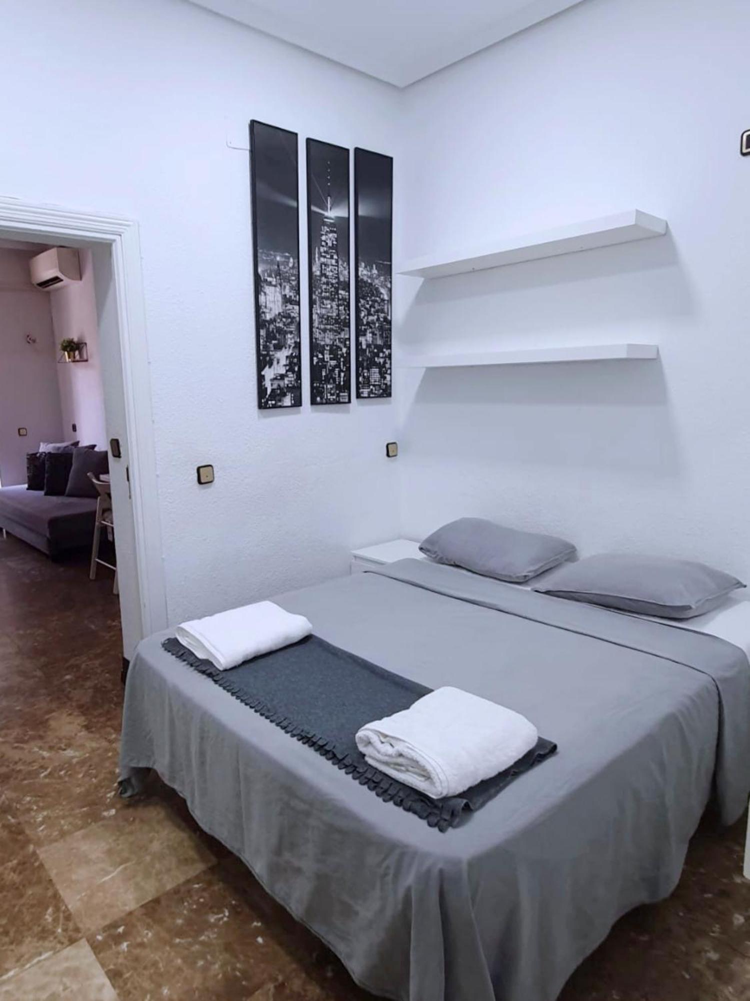 Apartamentos Econostay Fuencarral Madrid Exterior photo